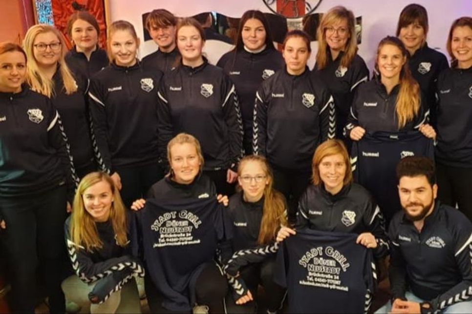 Die Fußballdamenmannschaft des BCG Altenkrempe bedankt sich bei ihrem neuen Sponsor, dem Stadtgrill Neustadt. Dieser stattete die Damenmannschaft mit neuen Aufwärmpullovern und T-Shirts aus, damit sich vor den Spielen einheitlich warm gemacht werden kann. (red)