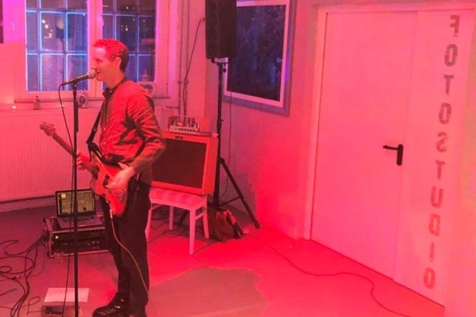 Leisegold eröffnete als erster Sänger in der Glücks Event Location den Abend.