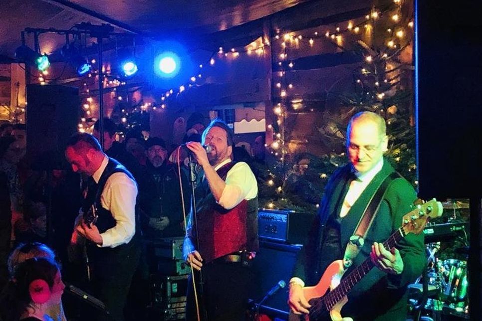 Die Band Tilt! spielte im Festzelt an der Eisbahn vor vollem Haus.