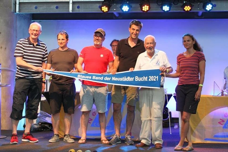 Die Gewinner (Segelyacht Moana mit Christian Lohr) des „Blauen Bandes“, ausgelobt vom Gewerbeverein.