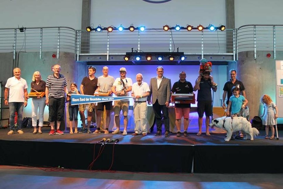 Die Preisträger der Sonderpreise mit Oliver Seiter (lks.), Werkleiter der Stadtwerke Harald Wiese (3. v. lks.), Bürgervorsteher Sönke Sela und Bürgermeister Mirko Spieckermann (Mi.).