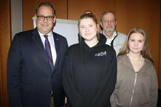 Die ersten Gratulanten der neuen Präsidentin Lia Witzke (2. v. lks.) und ihrer Stellvertreterin Nila Pasewald waren Bürgervorsteher Heinrich Holtfester (2. v. re.) und Bürgermeister Mirko Spieckermann.