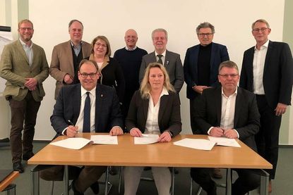 In Neustadt wird zukünftig über 90 Prozent des Klärschlamms aus dem Kreis Ostholstein getrocknet: Feierliche Vertragsunterzeichnung durch Bürgermeister Mirko Spieckermann, ZVK-Verbandsvorsteherin Uta Sablowski und ZVO-Verbandsvorsteher Frank Spreckels (vorne v. lks.).