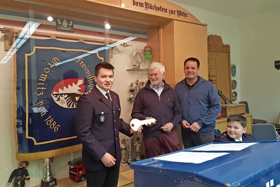 Symbolische Schlüsselübergabe an die Jugendfeuerwehr durch Bürgervorsteher Heinz Bäker und Bürgermeister Mark Burmeister.