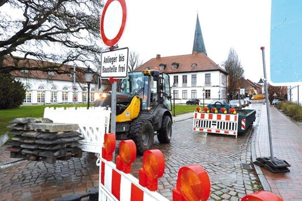 Der 13. Januar wird für alle, die motorisiert im Eutiner Stadtzentrum unterwegs sind, zum Tag des Umdenkens und Umlenkens. Voraussichtlich bis zum 6. März wird die Kreuzung Schloßstraße - Stolbergstraße – Schloßplatz voll für den Durchgangsverkehr gesperrt.