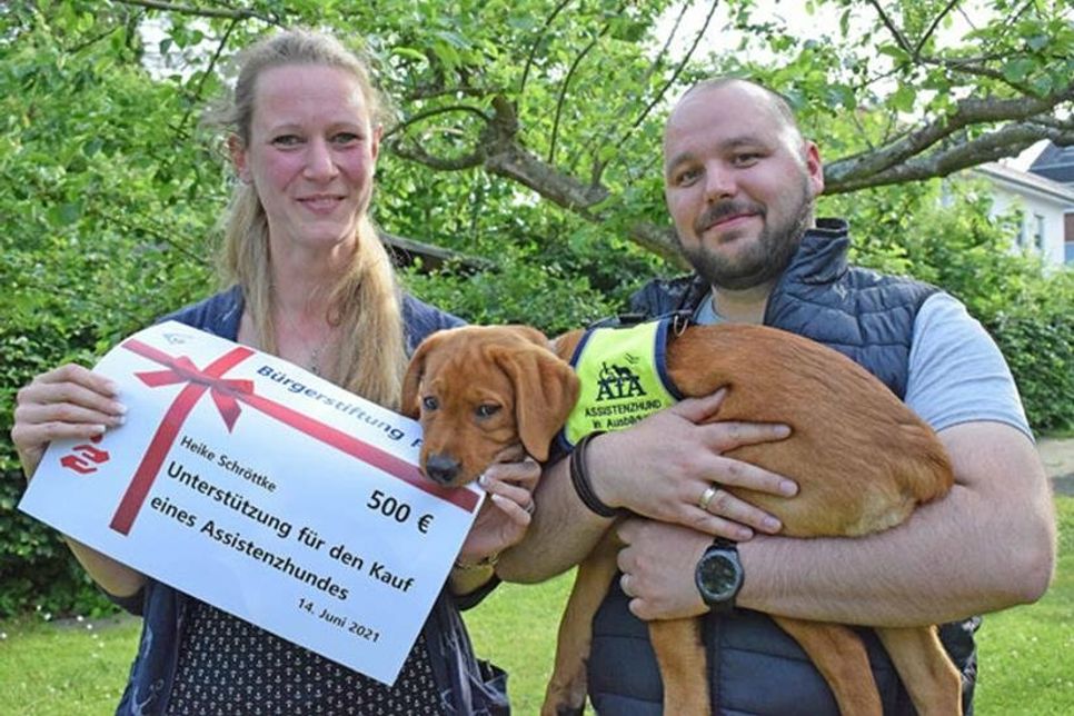 Heike und Dennis Schröttke sind glücklich, die finanziell aufwendige Ausbildung von Assistenzhund „Bounty“ wird mit 500 Euro von der Bürgerstiftung gefördert.