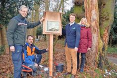 Revierförster Karsten Tybussek (l.) und sein Mitarbeiter Andreas Rabuske bringen im Beisein von Bürgermeister Uwe Brinkmann und Bauamtsmitarbeiterin Caroline Welchert, eine der beiden Info-Tafeln im Bereich der Zufahrt zum alten Forsthof an. (Foto: Setje-Eilers)