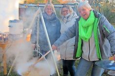 Die fleißigen Köchinnen Verena Schröder, Olga Schweigert und Martina Schmidt (v. lks.). vom St. Laurentius Kindergarten bereiteten die leckere Kürbissuppe zu.