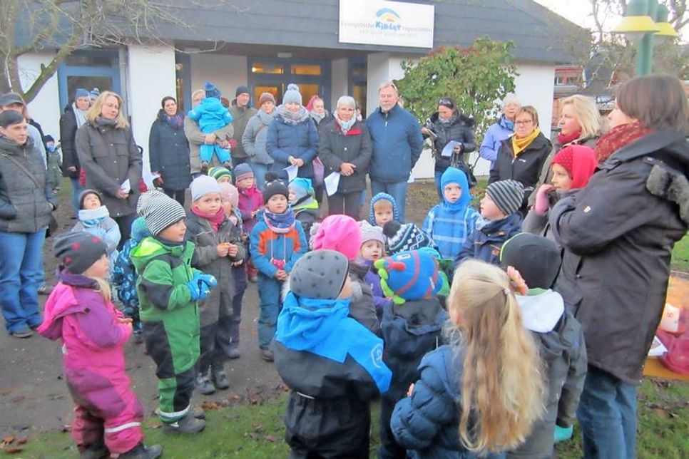 Gemeinsam mit Pastorin Kristina Warnemünde, den Erzieherinnen und den Eltern sangen die Kindergartenkinder begeistert das St. Martin-Lied.