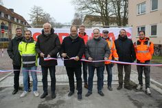 Durchschnitten das symbolische Band: Technischer Leiter der Stadtwerke Lars-Arne Beilfuß, Jens Rietschel vom Stadtbauamt, Bauausschussvorsitzender Willy Heckel, Bürgermeister Mirco Spieckermann, Bauleitung Firma Strabag Pascal Reichel, Geschäftsführung Ingenieurbüro Höger und Partner Thomas Prager, Schachtmeister Firma Strabag Michael Meß, Prokurist Ingenieurbüro Höger und Partner Tim Lüthans sowie Mitarbeiter Bauamt Kevin Mangels (v. lks.).