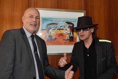 Kultsänger Udo Lindenberg und Hoteldirektor Jochen Stop (Maritim Seehotel, links) kennen sich bereits seit über 45 Jahren. Für Udo und seine Crew sind die Bedingungen vor Ort ideal. Stop freut sich auf seinen prominenten Gast und die beiden öffentlichen Proben in Timmendorfer Strand. Der Vorverkauf der limitierten Tickets startet am Freitag um 10 Uhr.