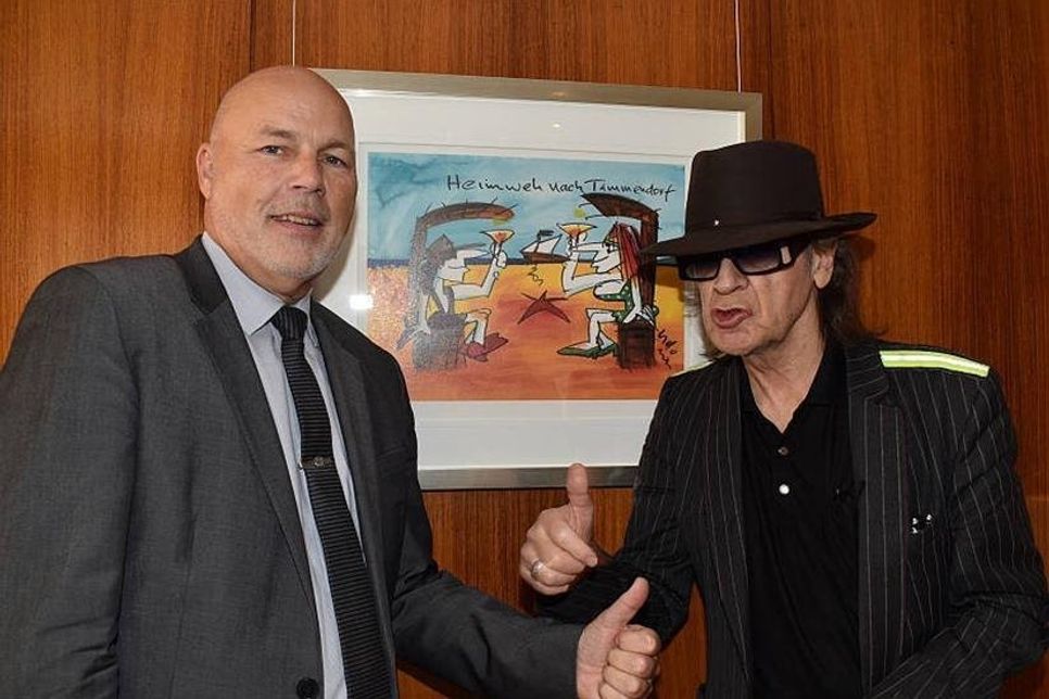 Kultsänger Udo Lindenberg und Hoteldirektor Jochen Stop (Maritim Seehotel, links) kennen sich bereits seit über 45 Jahren. Für Udo und seine Crew sind die Bedingungen vor Ort ideal. Stop freut sich auf seinen prominenten Gast und die beiden öffentlichen Proben in Timmendorfer Strand. Der Vorverkauf der limitierten Tickets startet am Freitag um 10 Uhr.