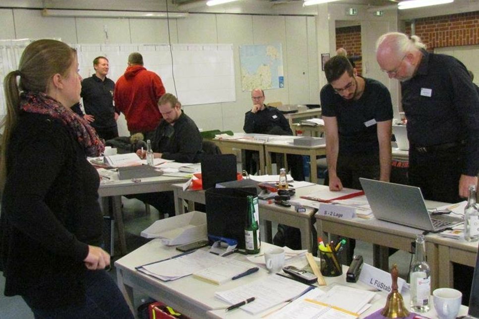 Stabsmitglieder bei ihren Einsatztätigkeiten.