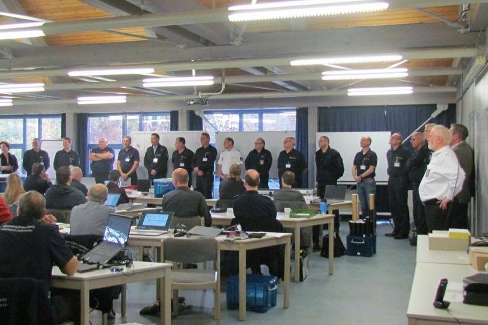 Die Übungsleitung unter der Leitung von Ralf Nöske stellt sich vor und gibt erste Informationen zum vorgesehenen Übungsablauf.