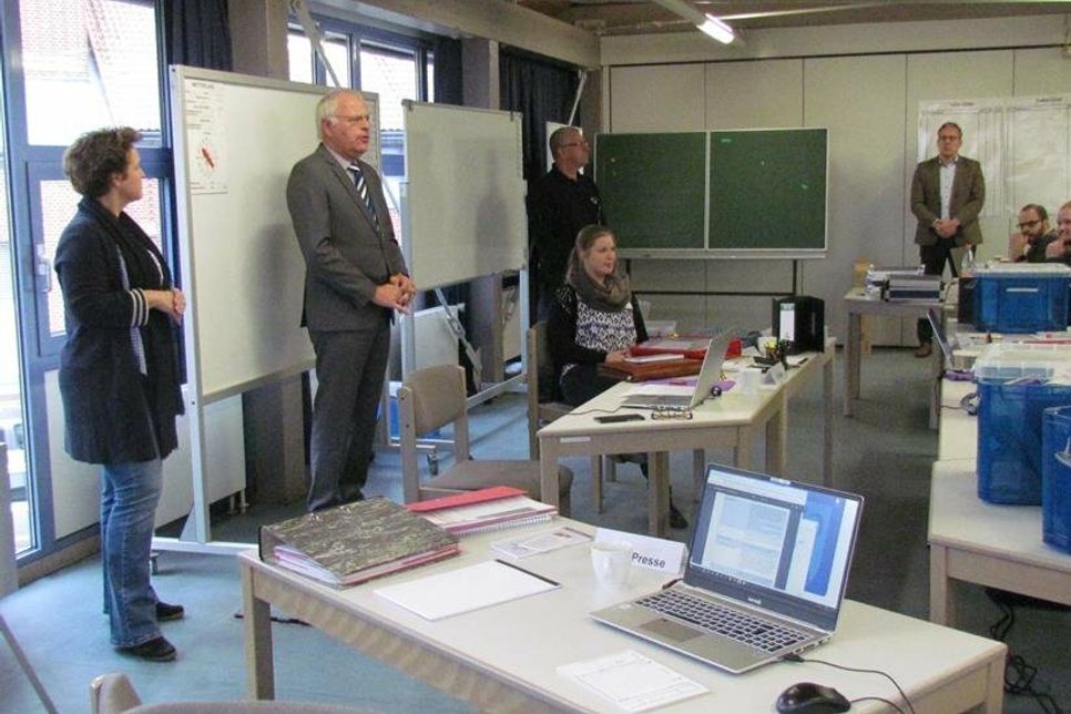 Landrat Reinhard Sager begrüßt zusammen mit Marina Tiedemann-Behnk, Leiterin des Führungsstabes die Teilnehmenden.