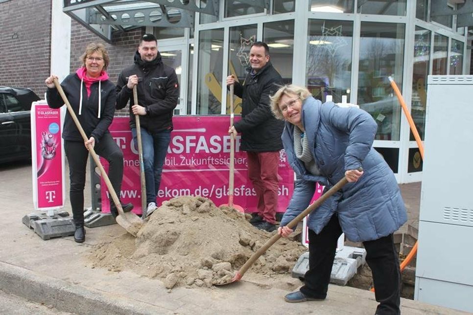 Spatenstich Wicheldorfstraße/Ecke Fischerstraße: Jessica Teyen und Ruben Keune (Projektleiter der Telekom für den Glasfaserausbau) mit Bürgermeister Mark Burmeister und stellvertretender Bürgervorsteherin Mechtild Piechulla (v. lks.).