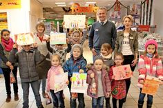 Dagmar Hopp, Sven Rasmussen und Manuela Siemsen (hi. v. lks.) mit den Gewinnern und deren kreativen Werken.