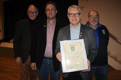 Abschied als Kassenwart. Die Verdienste von Andreas Bock (2. v. re.) würdigten 2. Vorsitzender Bernd Heuer (lks.), 1. Vorsitzender Burghard Glaser (2. v. lks.) und Vorsitzender Kreisfußballverband Klaus Bischoff (re.).