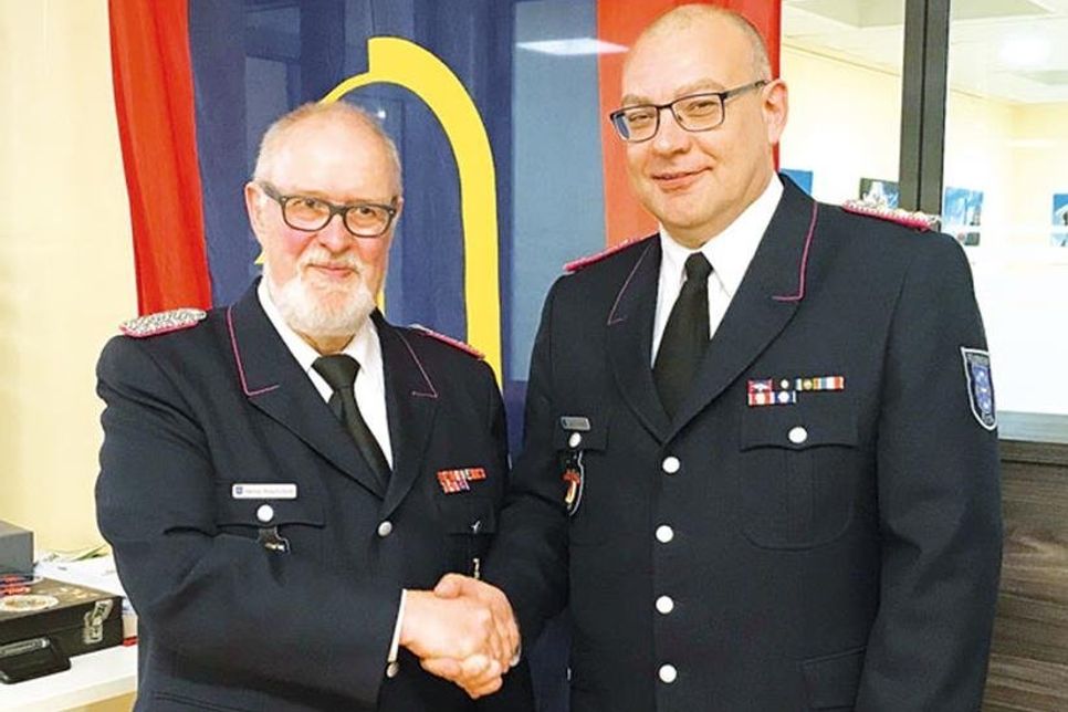 Nach 18 Jahren gab Gemeindewehrführer Heino Kreutzfeldt (l.) sein Amt ab und gratulierte seinem Nachfolger Marco Wriedt