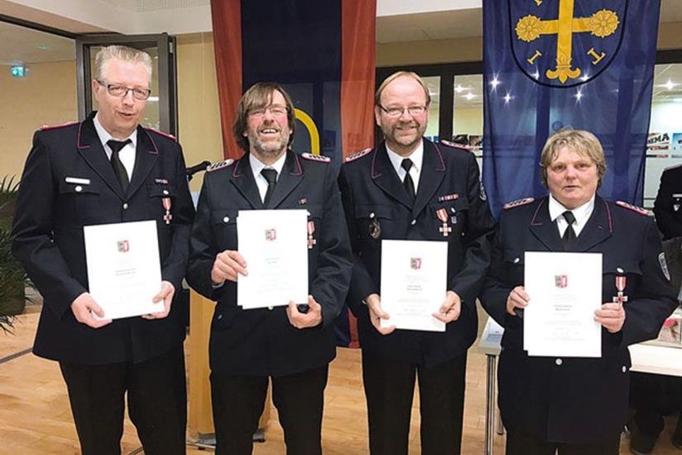 Ausgezeichnet mit dem Brandschutzehrenzeichen: Oberbrandmeister Burkhard Mannel, Löschmeister Udo Bahr, Löschmeister Andreas Kruse und Löschmeisterin Margrit Düvel (v.l.).