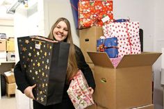 Die Pakete stapeln sich schon und Juliane Kirchhoff vom reporter ist fleißig am Sortieren. Um alle Tafelkinder bedenken zu können, werden noch weitere Geschenke benötigt.