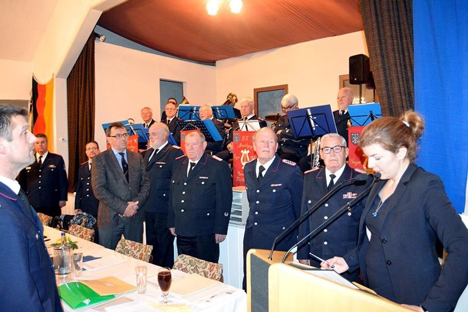 Manfred Beckmann (l.) und Julia Samtleben zeichneten Udo Bohlmann (v.l.) für 50 Jahre sowie Wilke Wilms und Hans Schäding für 60 Jahre Mitgliedschaft in der Feuerwehr aus. (Foto: Stefan Setje-Eilers)