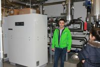 Thomas Anthoni (Projektleiter Wärme SWNH) erklärte die neue Heizungsanlage, mit der das Heizen mit Gas entfällt.