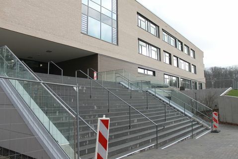 Die Eingangstreppe zur Mensa wird noch mit Holzbrettern ausgekleidet, die von Bäumen stammen, die hier vor dem Neubau gestanden haben.