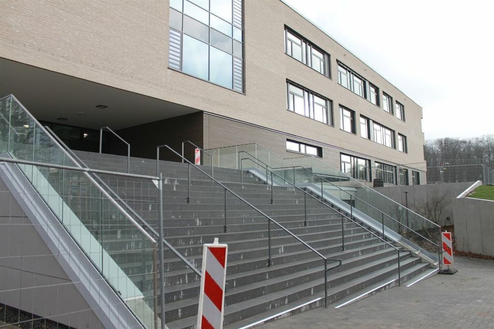 Die Eingangstreppe zur Mensa wird noch mit Holzbrettern ausgekleidet, die von Bäumen stammen, die hier vor dem Neubau gestanden haben.