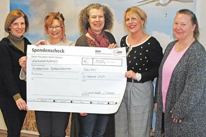Sarah von Spiczak (ärztliche Leitung Epilepsiezentrum), Susanne Franken, Annika Schneekloth (beide BDH) Saskia Bermbach (Geschäftsleitung DRK-Standort Raisdorf), Andrea Zyzik-Haß (Pflegedienstleitung Epilepsiezentrum) freuen sich nicht nur über eine erfolgreiche Spendenaktion, sondern auch über gelungenes Netzwerken.