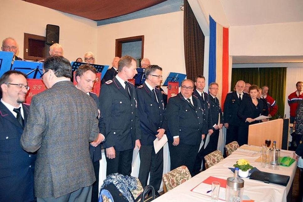 Stockelsdorfs Bürgervorsteher Manfred Beckmann nahm mit Bürgermeisterin Julia Samtleben (r.) die Ehrung der Jubilare für 25 Jahre Feuerwehrdienst vor: Björn Schlieter (v.l.), Knut Porath, Dieter Meyer, Uwe Meins, Detlev Klüver, Kai Giebelstein sowie Jan ­Fickert. (Foto: Stefan Setje-Eilers)