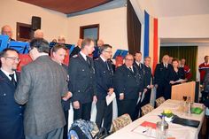 Stockelsdorfs Bürgervorsteher Manfred Beckmann nahm mit Bürgermeisterin Julia Samtleben (r.) die Ehrung der Jubilare für 25 Jahre Feuerwehrdienst vor: Björn Schlieter (v.l.), Knut Porath, Dieter Meyer, Uwe Meins, Detlev Klüver, Kai Giebelstein sowie Jan ­Fickert. (Foto: Stefan Setje-Eilers)