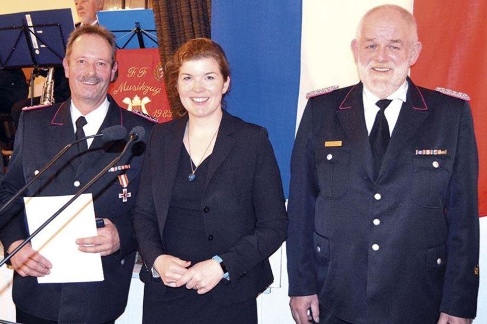 Für 40 Jahre Dienst in der Feuerwehr wurde Andreas Schwarz (l.) aus Dissau durch Stockelsdorfs Bürgermeisterin und Gemeindewehrführer Günter Volgmann geehrt. (Foto: Stefan Setje-Eilers)