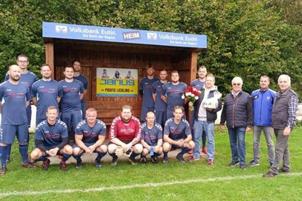 Die 1. Fußballmannschaft des Griebeler SV mit Spielertrainer und Obmann Johannes Schütt, dem Geschäftsführer der Firma Baustoffhandel Janus Thorsten Schmidt (4. v. re.), dem stellvertretenden Vorsitzende Peter Worms, dem stellvertretenden Obmann und Betreuer der 2. Mannschaft Frank Schümann und dem 1. Vorsitzende Jürgen Fischer (re.).