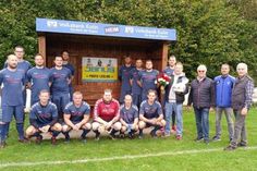 Die 1. Fußballmannschaft des Griebeler SV mit Spielertrainer und Obmann Johannes Schütt, dem Geschäftsführer der Firma Baustoffhandel Janus Thorsten Schmidt (4. v. re.), dem stellvertretenden Vorsitzende Peter Worms, dem stellvertretenden Obmann und Betreuer der 2. Mannschaft Frank Schümann und dem 1. Vorsitzende Jürgen Fischer (re.).