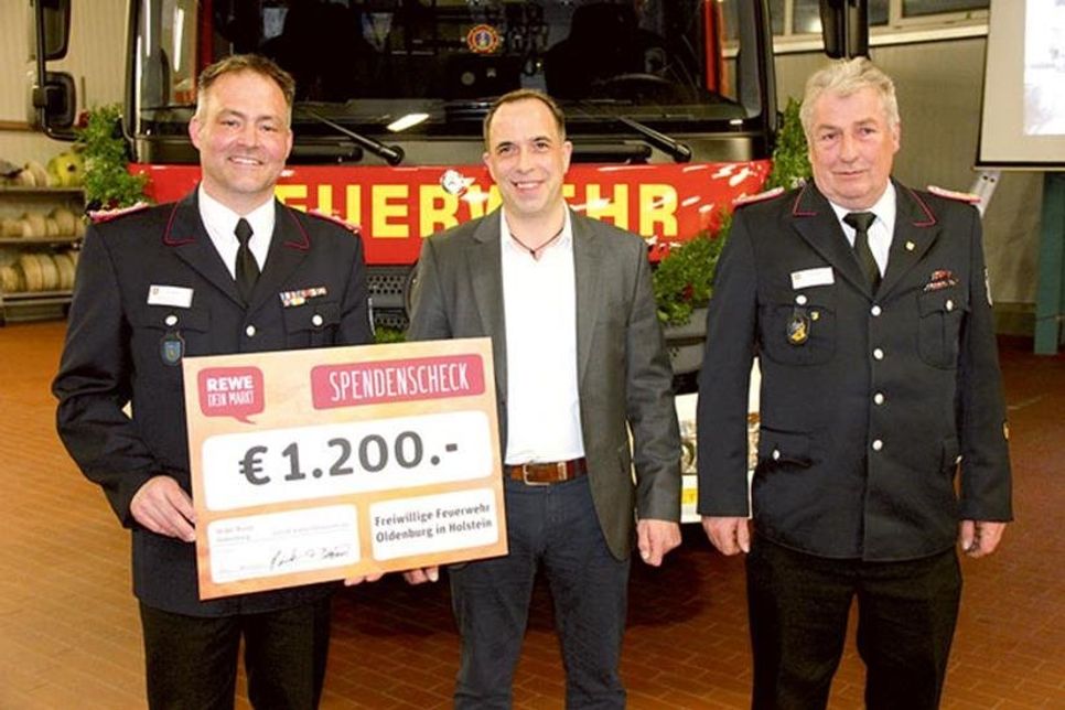 Mit einer großen Neueröffnung am 14. Februar feierten Marktmanager Bernd Makoben und sein Team den erfolgreichen Umbau des sky-Marktes zum REWE-Markt in der Kieler Chaussee 4a. Hierbei wurde er mit verschiedenen Aktivitäten der Freiwilligen Feuerwehr Oldenburg unterstützt. Zum Dank und als Anerkennung einer seit Jahren bestehenden guten Zusammenarbeit überraschte Bernd Makoben (eingerahmt von Björn Mougin und Andreas Maeke) die Kameradinnen und Kameraden am Freitagabend mit einem Spendenscheck in Höhe von 1.200,- Euro aus den Erlösen der Neueröffnung.