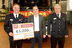 Mit einer großen Neueröffnung am 14. Februar feierten Marktmanager Bernd Makoben und sein Team den erfolgreichen Umbau des sky-Marktes zum REWE-Markt in der Kieler Chaussee 4a. Hierbei wurde er mit verschiedenen Aktivitäten der Freiwilligen Feuerwehr Oldenburg unterstützt. Zum Dank und als Anerkennung einer seit Jahren bestehenden guten Zusammenarbeit überraschte Bernd Makoben (eingerahmt von Björn Mougin und Andreas Maeke) die Kameradinnen und Kameraden am Freitagabend mit einem Spendenscheck in Höhe von 1.200,- Euro aus den Erlösen der Neueröffnung.