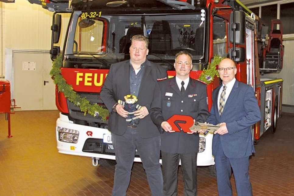 Oldenburgs Bürgermeister Martin Voigt (r) überreichte mit Dennis Carlson an Björn Mougin am letzten Freitag symbolisch den Schlüssel für die neue Drehleiter DLAK 23/12. In Kürze übersetzt heißt dies: Drehleiter mit Gelenkarm und Automatik für abknickbaren Korb, die bei einem Abstand von 12 Metern zu einem Gebäude eine Höhe von 23 Meter erreicht.