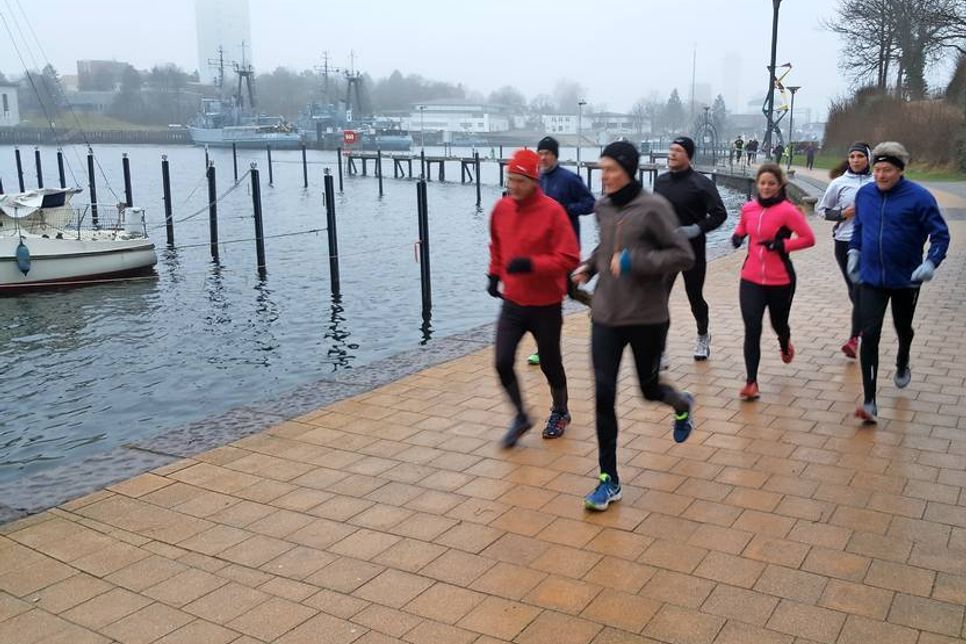Lockeres Joggen entlang des Jungfernstiegs.
