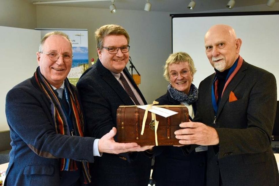 Propst Peter Barz, Propst Dirk Süssenbach, Prozess-Koordinatorin Renate Maier-Scheffler und Präses Dr. Peter Wendt (v. lks.).