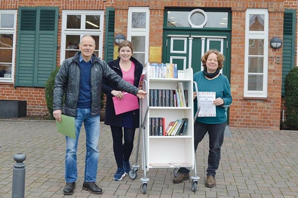 Zu einem Infotreffen „Bücherschränke für Stockelsdorf“ laden Dirk Hakelberg, Koordinator Jugend und Schule der Gemeinde Stockelsdorf, Bürgermeisterin Julia Samtleben und Kathrin Brümmer, Leiterin der Gemeindebücherei, ein.