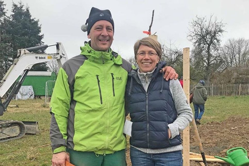 André und Sonja Strube auf ihrem Grundstück. Auf dieser ehemaligen Ackerfläche soll mit rund 40 Bäumen eine Streuobstwiese entstehen.