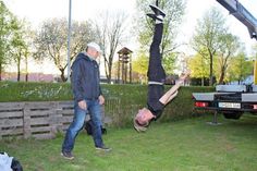 Unter den Blicken von Wolfgang Kulow simuliert Paul Kowaleski mithilfe einer Arbeitsbühne einen Bungeesprung.