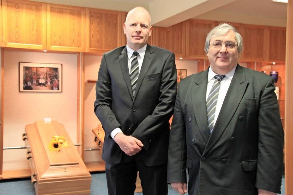 Geschäftsführer Carsten Berend und Bestattungsmeister Jürgen von Schassen (v. lks.) in den Räumlichkeiten von Rüting Bestattung.