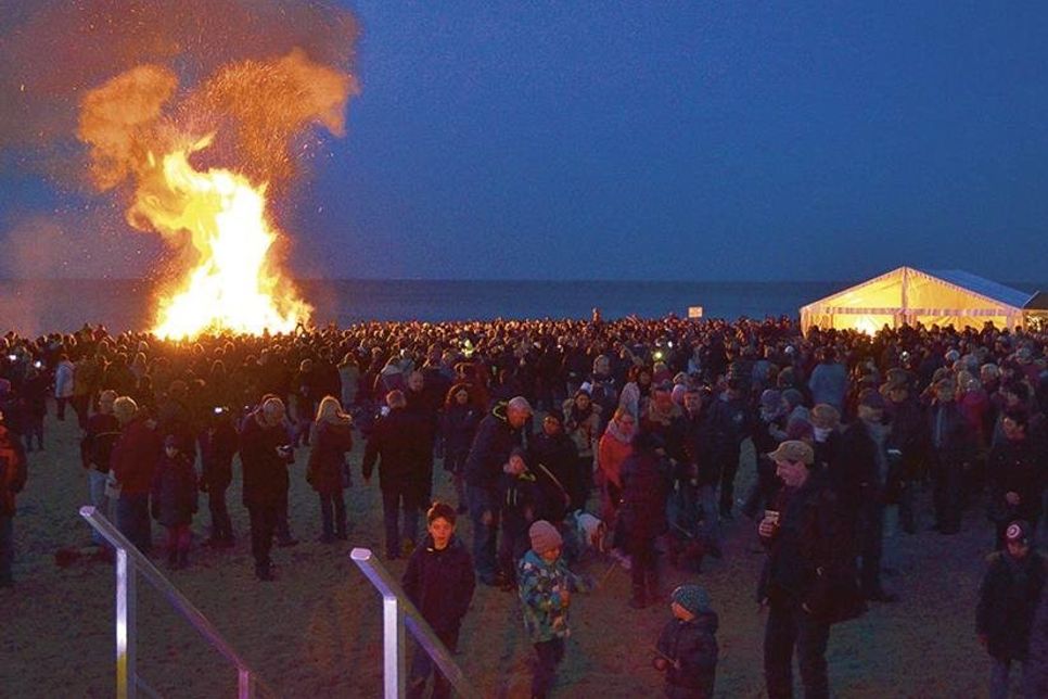Das traditionelle Osterfeuer am Niendorfer Freistrand ist das größte in der Lübecker Bucht und alljährlich Anziehungspunkt für Urlauber und Treffpunkt für Einheimische. (Foto: René Kleinschmidt)