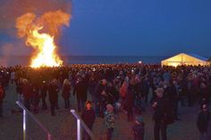 Das traditionelle Osterfeuer am Niendorfer Freistrand ist das größte in der Lübecker Bucht und alljährlich Anziehungspunkt für Urlauber und Treffpunkt für Einheimische. (Foto: René Kleinschmidt)
