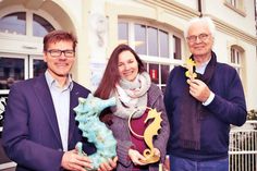 Timmendorfer Strands Tourismuschef Joachim Nitz (li.) freut sich mit den Jury-Mitgliedern Melanie Puschaddel-Freitag und Joachim Nickel auf viele Einsendungen zum Kunstwettbewerb 2017 unter dem Motto „Seepferdchen“. (Foto: René Kleinschmidt)