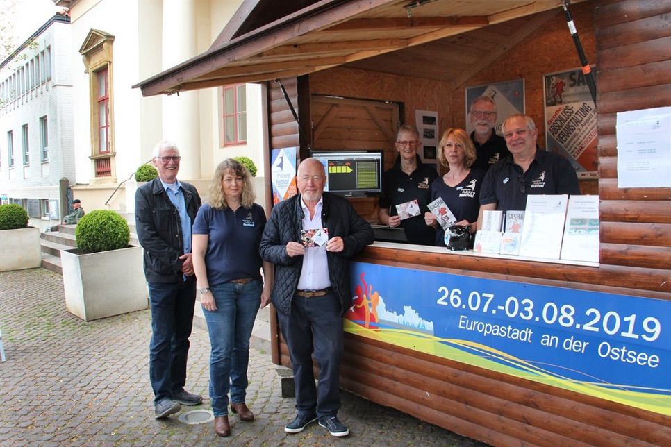 Sorgen dafür, dass die Vorfreude steigt: Die Vorsitzenden des Kuratoriums „europäisches folkore festival“ Uwe Muchow und Barbara Helbach sowie Bürgervorsteher Sönke Sela mit Gerda Krombholz, Carmen Berthel, Volker Krombholz und Dirk Helbach, die in der Vorverkaufshütte die Stellung halten.