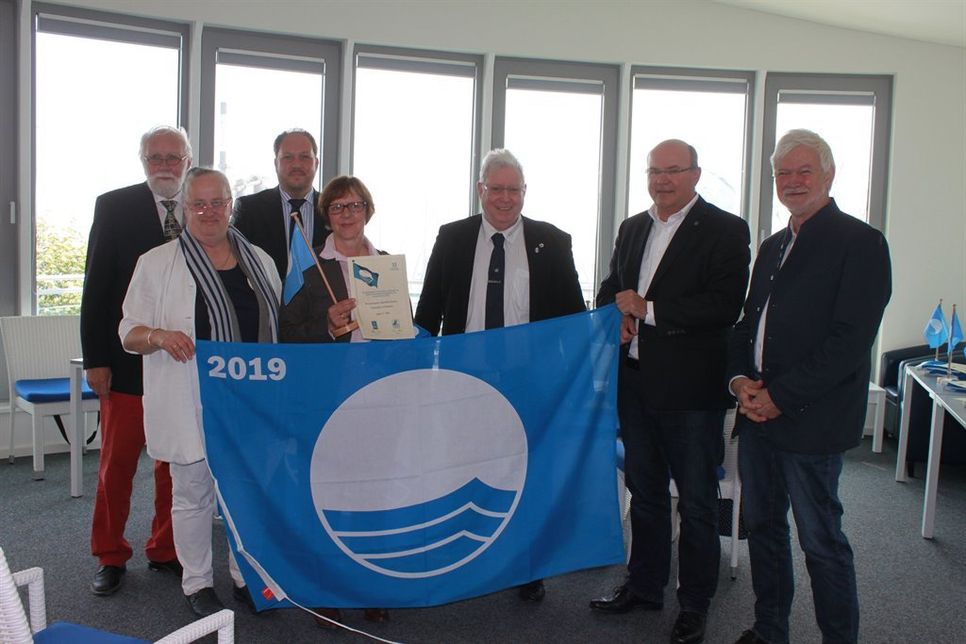 Doris Reese von den Stadtwerken (4. v. lks.) nahm die Auszeichnung für den Kommunalhafen entgegen.