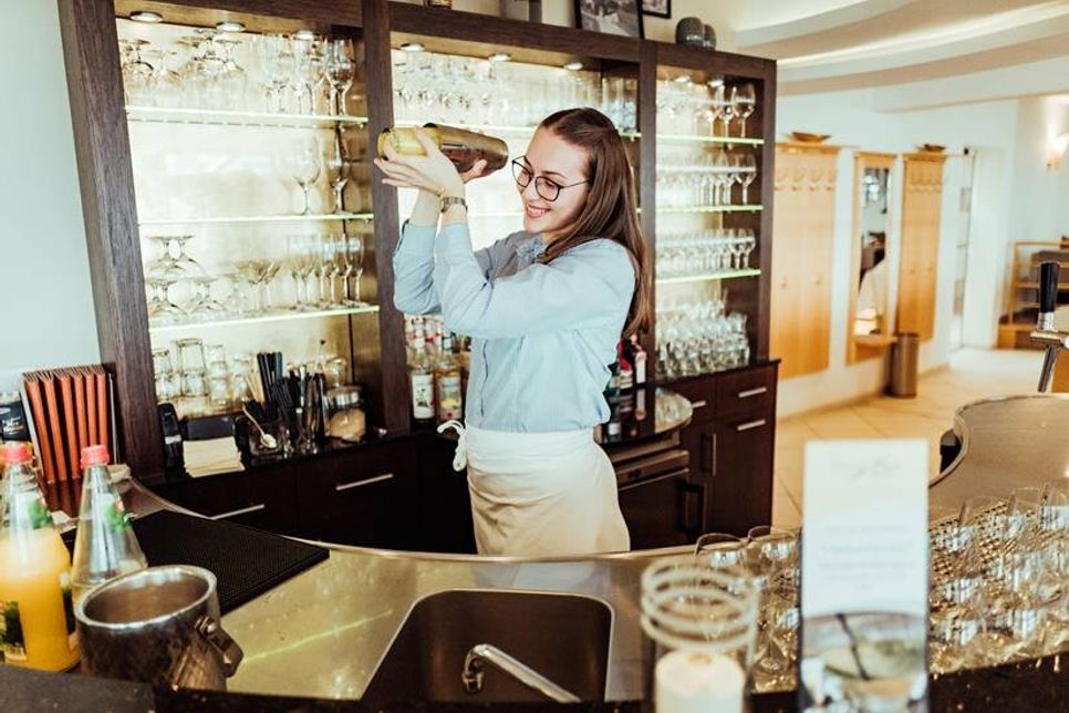 Getränke zubereiten - auch das gehört zur täglichen Arbeit in einem Gastronomiebetrieb. Und natürlich noch viel mehr. (Foto: Tourismus-Service Grömitz)